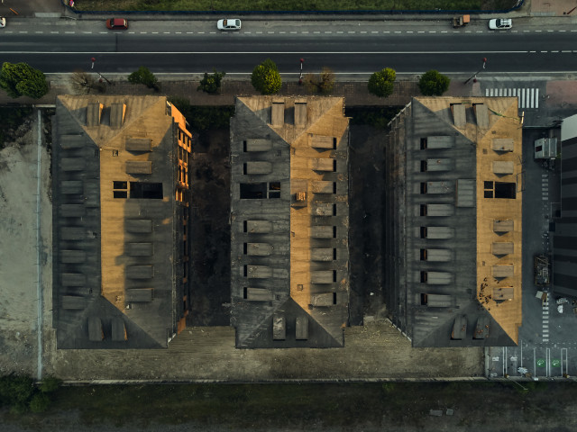 Archivo - Vista desde arriba de tres bloques de edificios.