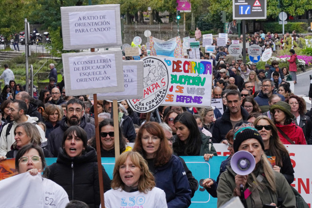 Decenas de personas durante una manifestación contra los recortes en los centros de enseñanza pública, a 26 de octubre del 2024, en Santiago de Compostela, A Coruña, Galicia.