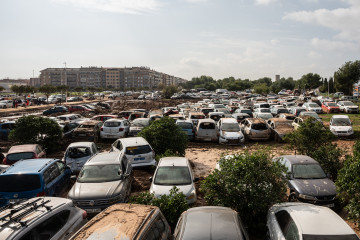 Varios coches afectados por la DANA en un descampado, a 5 de noviembre de 2024, en Catarroja, Valencia, Comunidad Valenciana (España). Hoy, se cumple una semana desde que la DANA arrasara la Comunita