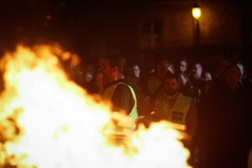 Varias personas durante una protesta de trabajadores de Alcoa, a 30 de octubre de 2024, en San Cibrao, Lugo, Galicia (España). Alcoa ha convocado al comité de empresa para una reunión en las instal