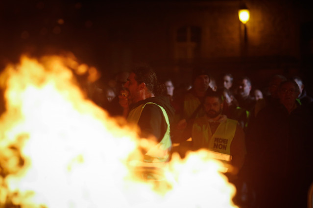 Varias personas durante una protesta de trabajadores de Alcoa, a 30 de octubre de 2024, en San Cibrao, Lugo, Galicia (España). Alcoa ha convocado al comité de empresa para una reunión en las instalaciones de San Cibrao el próximo 6 de noviembre, un encuen