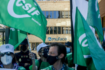 Archivo - Varias personas se manifiestan durante una protesta de funcionarios contra los recortes que han sufrido en su prestación sanitaria, frente a la Dirección General de Muface, a 18 de abril d