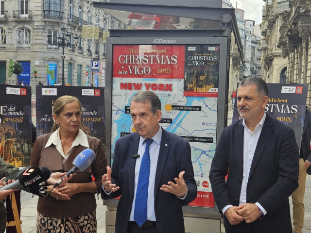 El alcalde de Vigo, Abel Caballero, junto a los ediles Carmela Silva y Ángel Rivas, presenta la campaña de mupis promocionales de la Navidad, que estará presente en varias ciudades del mundo, en el norte de Portugal y en España.