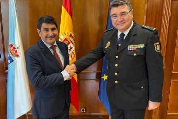 El delegado del Gobierno en Galicia, Pedro Blanco, recibe al recién nombrado jefe superior de Policia en Galicia, Pedro Jesús Pacheco.