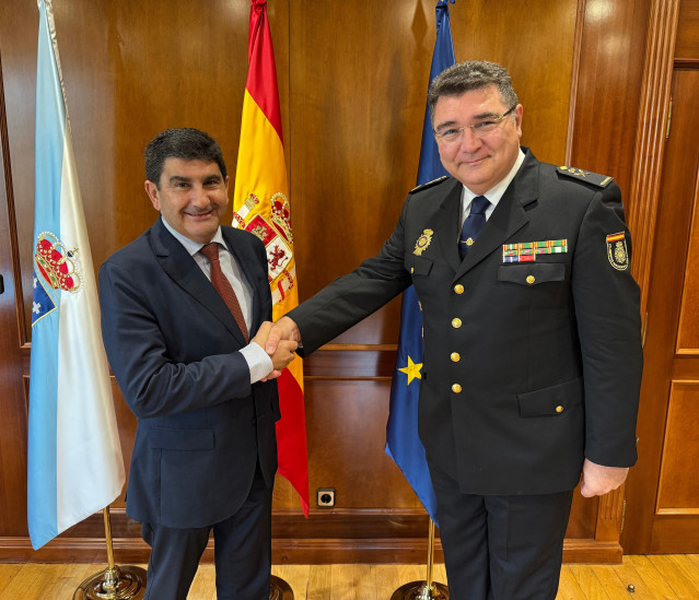 El delegado del Gobierno en Galicia, Pedro Blanco, recibe al recién nombrado jefe superior de Policia en Galicia, Pedro Jesús Pacheco.