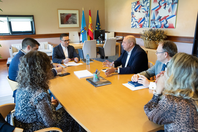 Reunión del conselleiro de Emprego, Comercio e Emigración, José González, con representantes de la Federación Galega de Xoiería, a 6 de noviembre de 2024.