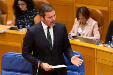 El conselleiro de Cultura, Lingua e Xuventude, José López Campos, en el Parlamento gallego.