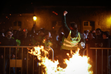 Decenas de personas durante una protesta de trabajadores de Alcoa, a 30 de octubre de 2024, en San Cibrao, Lugo, Galicia (España). Alcoa ha convocado al comité de empresa para una reunión en las in