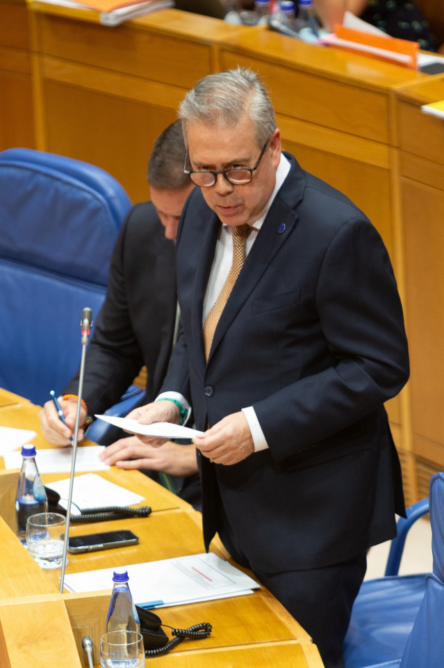 El conselleiro de Sanidade, Antonio Gómez Caamaño, en el Parlamento gallego.