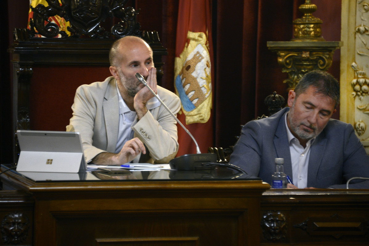 El alcalde de Ourense, Gonzalo Pérez Jácome(i),durante una concentración contra él, frente al Concello de Ourense, a 6 de noviembre de 2024, en Ourense, Galicia (España). Tras la primera huelga c