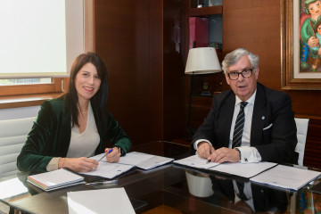 La conselleira de Vivenda e Planificación de Infraestruturas, María Martínez Allegue, y el presidente de la Confederación de Empresarios de Galicia (CEG), José Manuel Vieites,