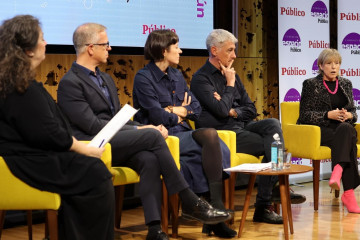 Acto  organizado por Público, con el expresidente del Senado (PSOE), Ander Gil, la portavoz del BNG, Ana Pontón, el portavoz adjunto de EH-Bildu en el Congreso, Oskar Matute, y la expresidenta del P