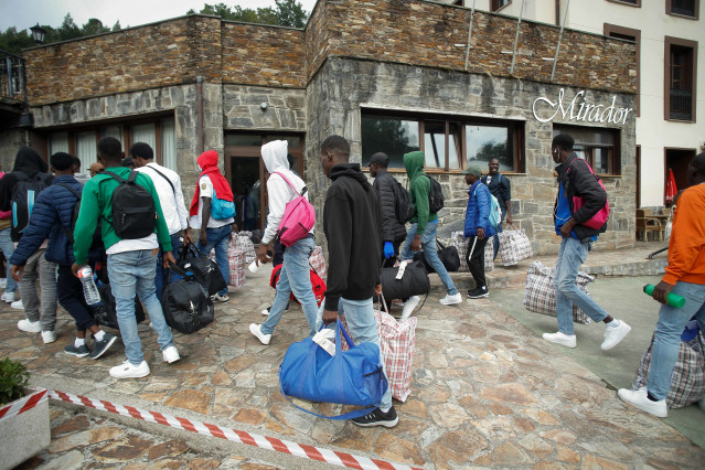 Archivo - Varios migrantes a su llegada al hotel, a 9 de septiembre de 2024, en Ribeira de Piquín, Lugo, Galicia (España). El pueblo lucense de Ribeira de Piquín ha recibido hoy, 9 de septiembre, a 50 migrantes que se alojarán en el que es el único hotel