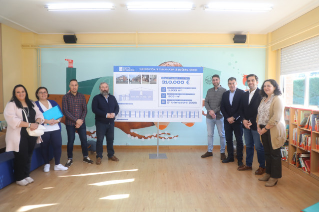 El conselleiro de Educación, Román Rodríguez, visita el CEIP de Sigüeiro.