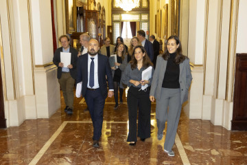 La alcaldesa de A Coruña, Inés Rey, junto a concejalas y concejales socialistas a la entrada del pleno municipal