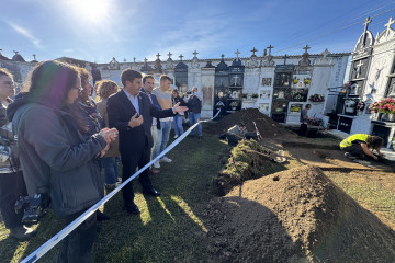 El delegado del Gobierno en Galicia, Pedro Blanco, visita los trabajos que se realizan en el Cementerio de O Val de Narón para encontrar a víctimas del franquismo