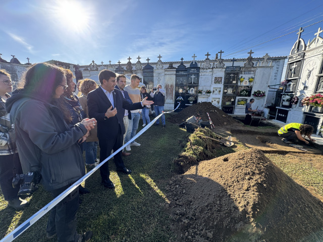 El delegado del Gobierno en Galicia, Pedro Blanco, visita los trabajos que se realizan en el Cementerio de O Val de Narón para encontrar a víctimas del franquismo