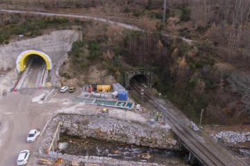 Archivo - Construcción del nuevo túnel ferroviario en el Padornelo, en la línea de AVE entre Madrid y Galicia.