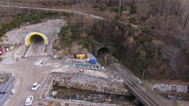 Archivo - Construcción del nuevo túnel ferroviario en el Padornelo, en la línea de AVE entre Madrid y Galicia.