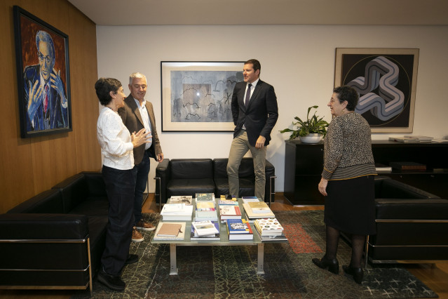 El conselleiro de Cultura, Lingua e Xuventude, José López Campos, acompañado por el secretario xeral da Lingua, Valentín García, y la presidenta del Consello da Cultura Galega, Rosario Álvarez.