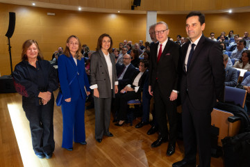 La conselleira de Medio Ambiente e Cambio Climático, Ángeles Vázquez, junto a José Luis Blanco, presidente de la Asociación Eólica Europea, y Giles Dickson, CEO de WindEurope en la inauguración