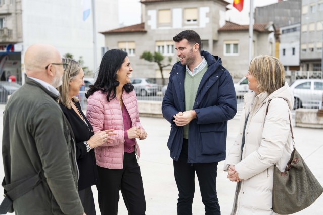 Prado mantiene un encuentro con el alcalde de A Estrada y su equipo.