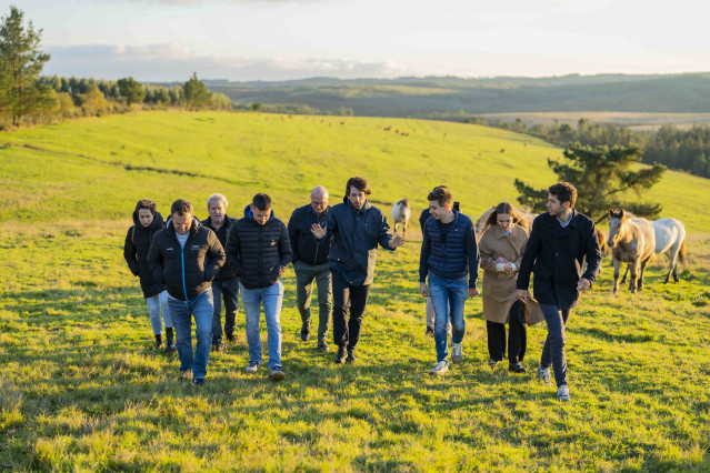 El eurodiputado del PP Adrián Vázquez y el coordinador de Medio Rural del PPdeG, Avelino Souto, visitan en Vilalba la Finca Enxebreza