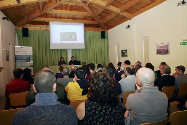 La conselleira de Medio Ambiente e Cambio Climático, Ángeles Vázquez, inaugura una jornada en el Centro de atención de visitantes de Corrubedo