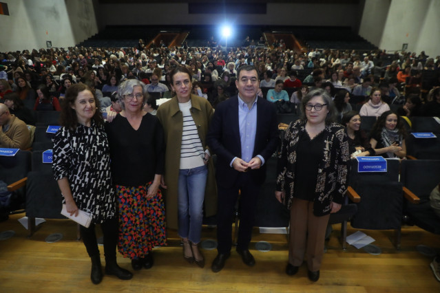 El conselleiro de Educación, Román Rodríguez, en la inauguración de la jornada 'Biblioteca escolar, a escena'.