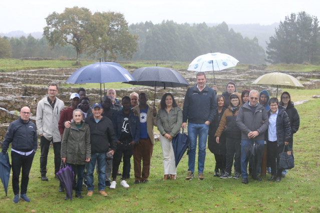 El conselleiro de Cultura, Lingua e Xuventude, José López Campos, ha visitado este sábado en Sobrado el campamento romano de Ciadella.