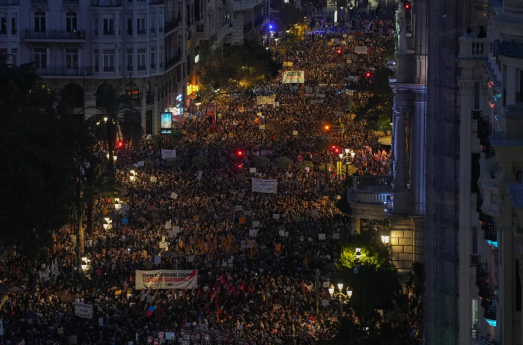 Miles de valencianos exigen la dimisión de Carlos Mazón y el Consell en una histórica manifestación en Valencia