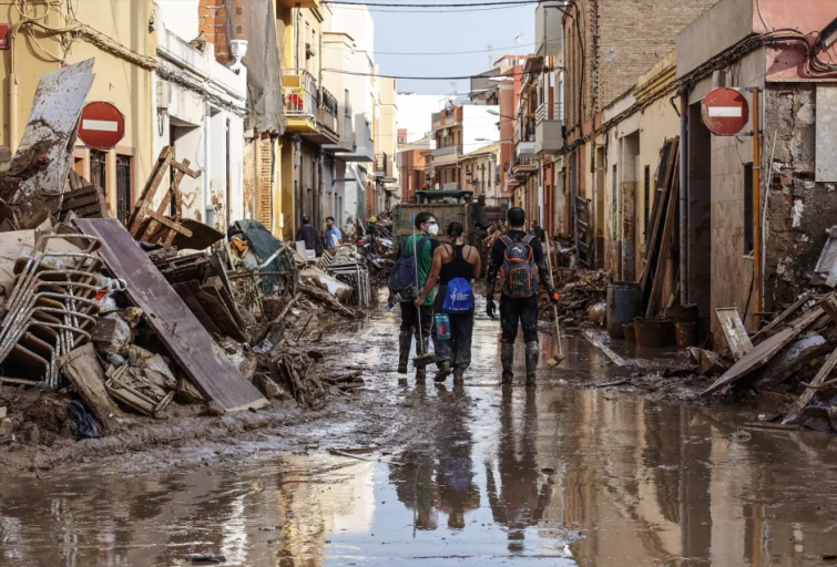 El lodo inunda el alcantarillado en Valencia y lo deja atascado con el peligro de no poder retirarlo a tiempo