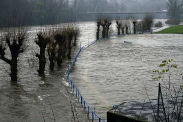 Archivo - Crecida del río Miño a su paso por la ciudad de Ourense, a 19 de enero de 2023, en Ourense, Galicia (España). La Agencia Estatal de Meteorología (Aemet) mantiene a Lugo en alerta amarill