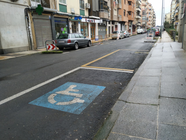 Archivo - Plaza de aparcamiento para persona con discapacidad en la calle Doctor Fleming de Cáceres