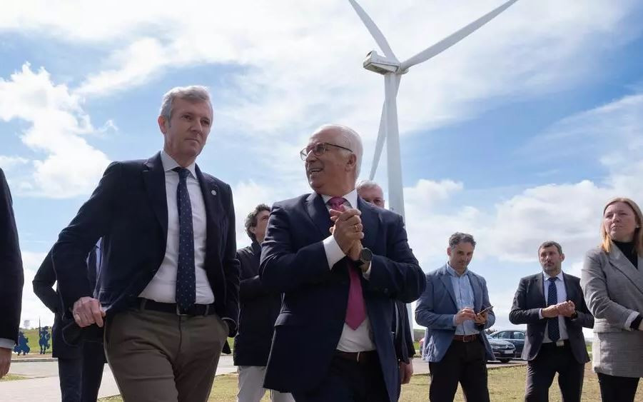 Alfonso Rueda en una visita al parque eu00f3lico de Sotavento en una imagen de la Xunta