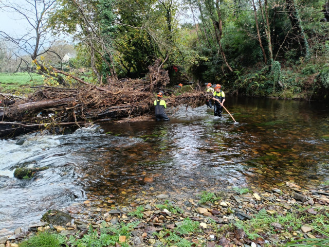 La Xunta inicia labores de conservación en más de tres kilómetros del río Masma, a su paso por Mondoñedo (Lugo).