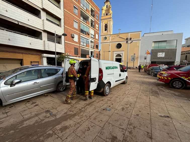 Más de 300 toneladas de comida y materiales donados por Mercadona para los afectados de la DANA