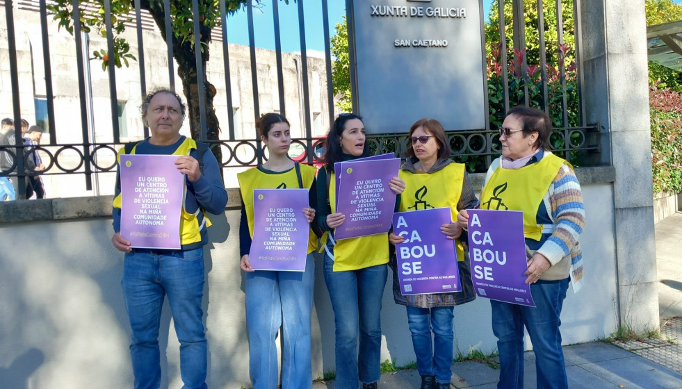 Entrega de firmas de Amnistía Internacional para demandar la apertura de centros de crisis 24 horas contra la violencia machista. En Santiago.