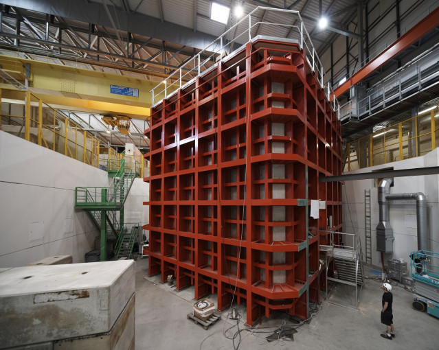 Archivo - Prototipo del experimento DUNE sobre neutrinos en el laboratorio del CERN.