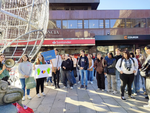 Concentración de estudiantes en Vigo, con motivo de la huelga convocada en apoyo a los afectados por la DANA.