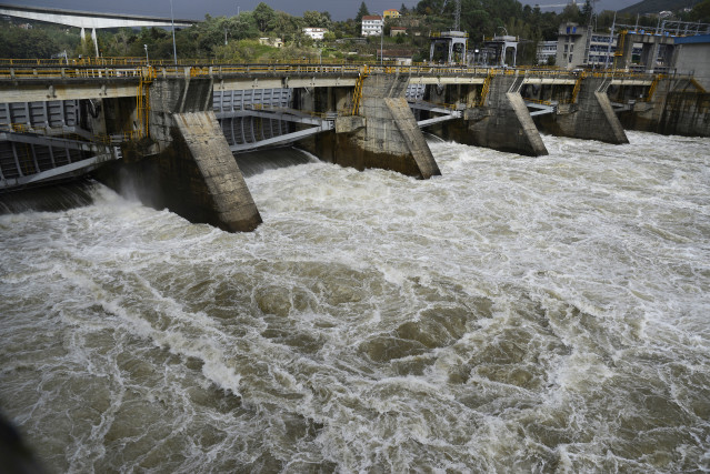 Archivo - El embalse de Velle liberando agua del río Miño, a 4 de noviembre de 2023, en Ourense, Galicia.