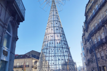 Montaje del árbol de Navidad en la Porta do Sol de Vigo, a 12 de noviembre de 2024