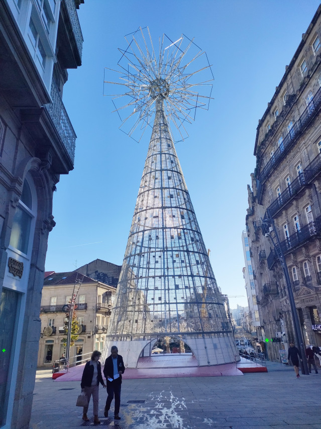 Montaje del árbol de Navidad en la Porta do Sol de Vigo, a 12 de noviembre de 2024