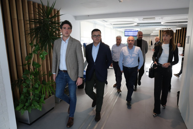 El conselleiro de Emprego, José González, visita las instalaciones del Servizo Público de Emprego de Lugo.