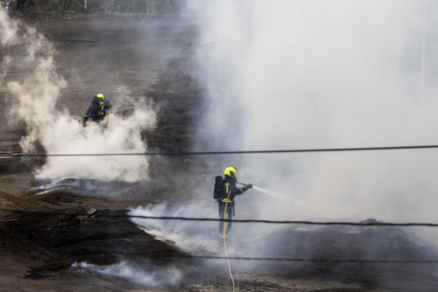 Archivo - Dos bomberos trabajan en la extinción del fuego de la antigua fábrica de Pontesa, a 7 de noviembre de 2022, en Ponte Sampaio, Pontevedra, Galicia (España). El incendio se desató ayer domingo 6 de noviembre en las instalaciones empleadas por el G