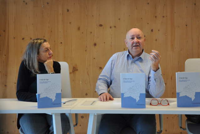 La vicerrectora de Extensión Universitaria de la UVigo, Susana Reboreda, y el catedrático Xosé Henrique Costas, en la presentación del libro 'A Fala de Vigo', escrito por este docente e investigador.