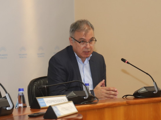 El secretario xeral de Vivenda e Urbanismo, Heriberto García Porto, durante la Comisión.