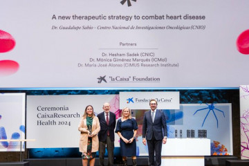 María José Alonso segunda desde la fila con Guadalupe Sabio, Javier Solana e Ignasi López, en la entrega de premios.  Foto de  Fundación la Caixa