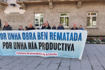 Mariscadores y mariscadoras de la ría de O Burgo, ante la Delegación del Gobierno en Galicia, en A Coruña