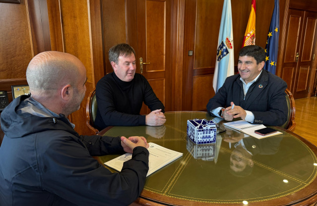 El delegado del Gobierno en Galicia, Pedro Blanco, se reúne con el alcalde de Sada, Benito Portela